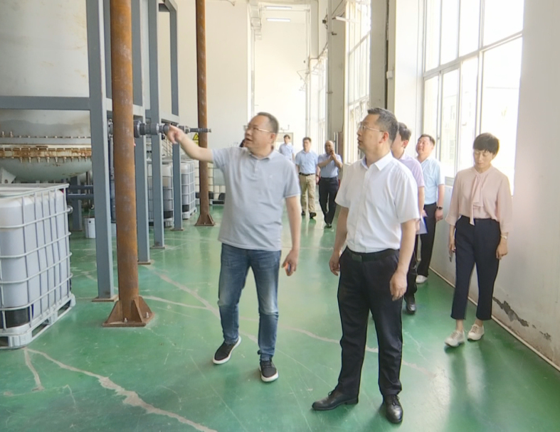 在陪同过程中，市、区领导了解到了古特生物从成立公司研发生物合成技术到现在拥有三座生产基地这十二年来的的发展历程，CEO秦永发对古特生物的生产现状及未来发展规划也作了详细说明。