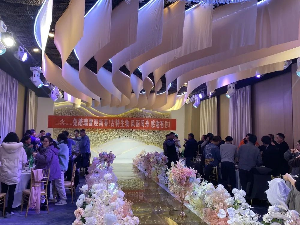 所有员工欢聚一堂，共同举杯庆祝