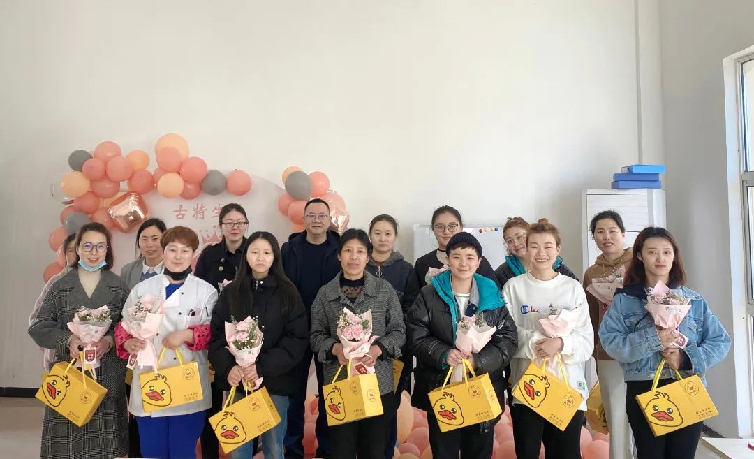 安徽古特生物科技有限公司于2022年3月8日组织开展了节日活动，公司全体女职工及特邀嘉宾—总经理秦永发先生在温馨愉快的氛围中共度女神节。